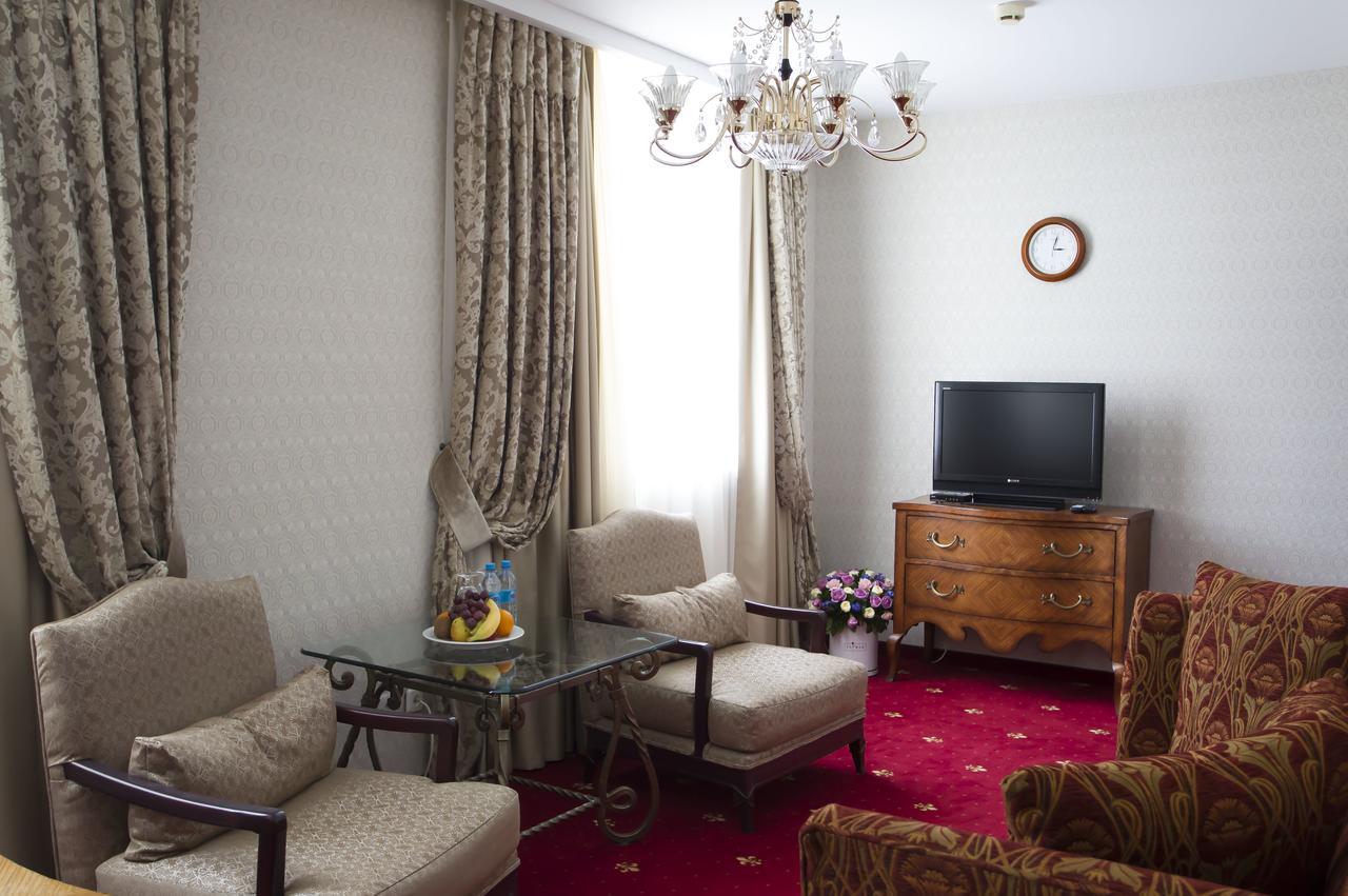 Atyrau Dastan Hotel Exteriör bild